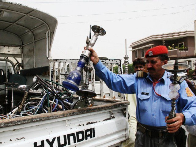 کراچی: شیشہ کیفے بند کرانے کیلئے کریک ڈاون ، پندرہ سیل، 40 افراد گرفتار