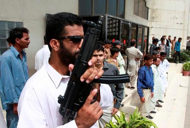 سابق تحصیل ناظم کروڑ اور ان کے دو گن مینوں کے خلاف اسلحہ کی نمائش کرنے پر مقدمہ درج