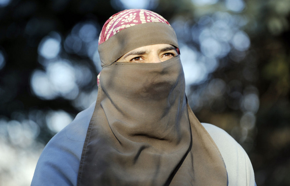 عورت کو سلام