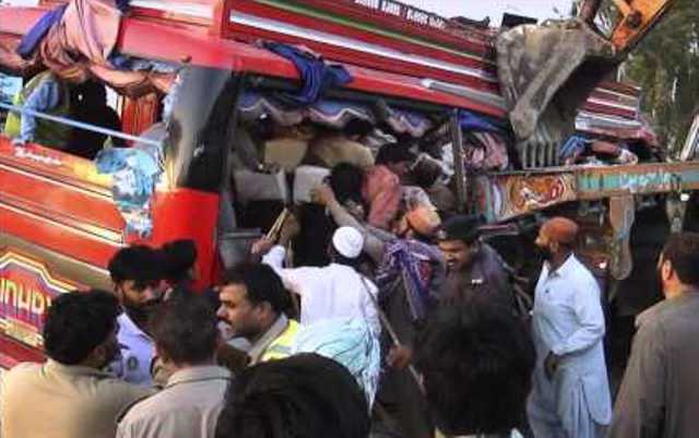 خضدار میں مسافر بس اور ٹریلر میں تصادم سے 7 افراد جاں بحق