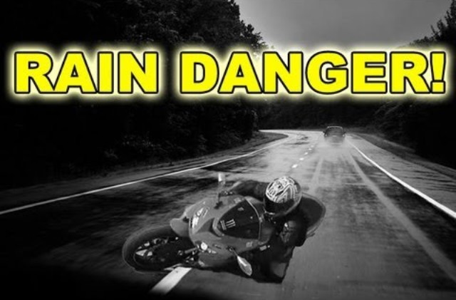 کراچی میں ہلکی بارش سے درجنوں گاڑیاں حادثات کا شکار