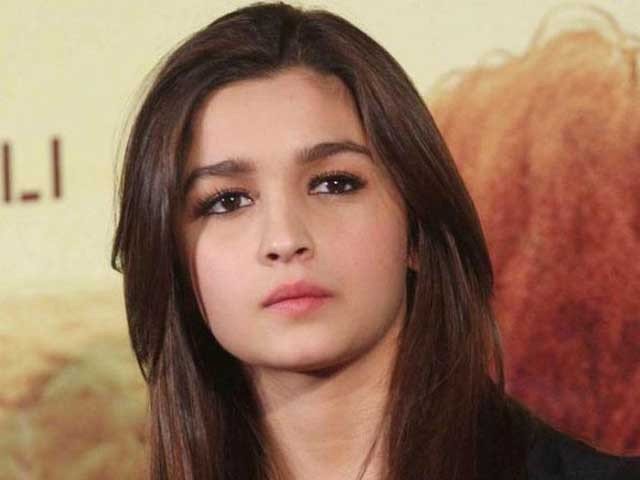بالی ووڈ اداکارہ عالیہ بھٹ پرفارمنس کے دوران جھلس کر زخمی