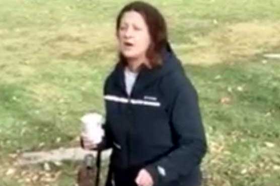 امریکی خاتون نے نماز میں مشغول مسلمانوں پر کافی پھینک دی