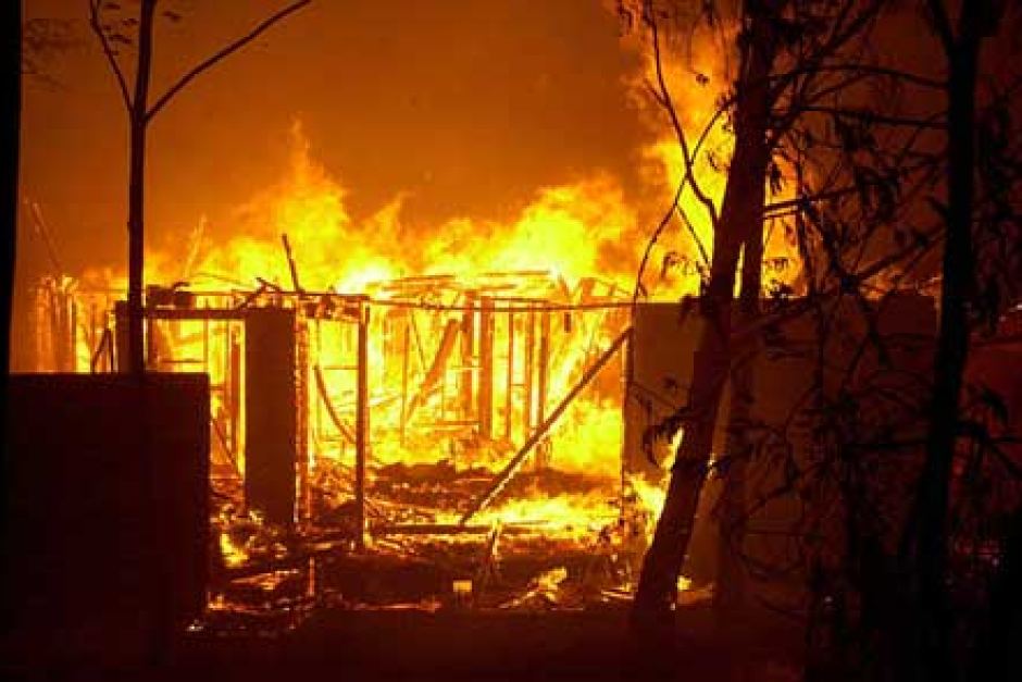 آسٹریلیا کے جنگل میں آگ لگنے سے 100 گھر جل کر راکھ ہو گئے