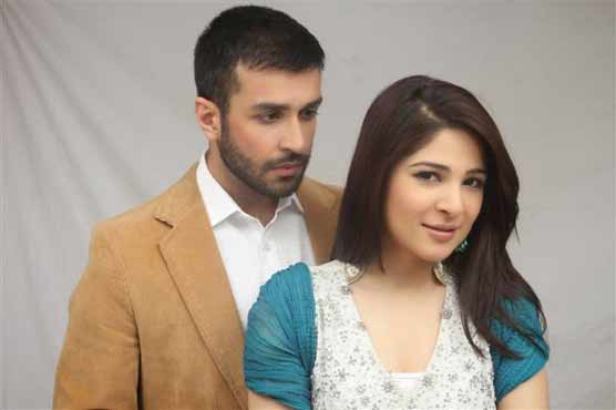 اداکارہ عائشہ عمر اور اظفر رحمان ٹریفک حادثے میں زخمی
