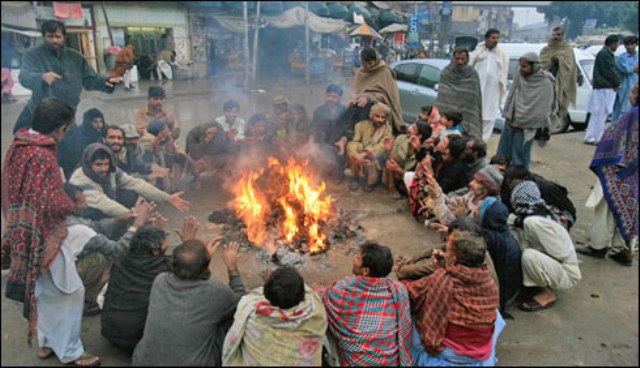 ملک کے بالائی علاقوں میں برف باری کے بعد سردی مزید بڑھ گئی
