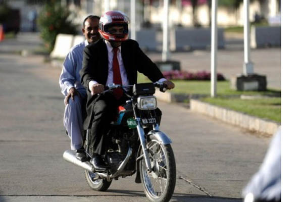 کراچی میں سال نو کے موقع موٹر سائیکل کی ڈبل سواری پر پابندی عائد