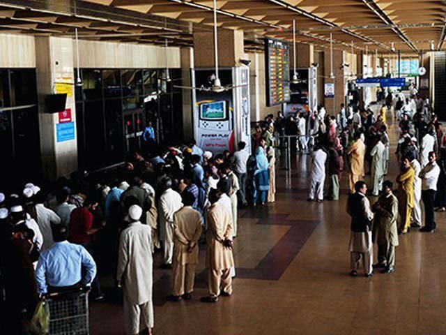 ایف آئی اے امیگریشن بیرون ملک جانے والوں کو تنگ کرنے لگی