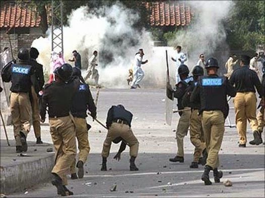 کراچی میں گنے کے کاشتکاروں اور پولیس میں جھڑپ؛ کئی افراد زخمی