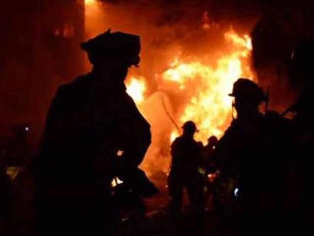 سرگودھا کی مارکیٹ میں آگ لگنے سے 50 دکانیں جل گئیں، لاکھوں مالیت کا نقصان