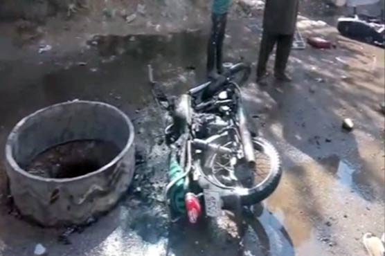 لانڈھی نمبر ایک میں نامعلوم افراد نے دو موٹر سائیکلوں کو آگ لگادی