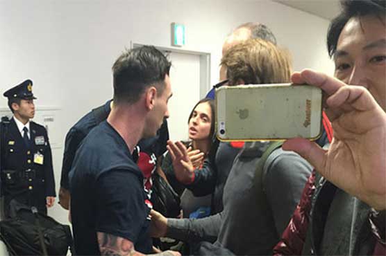 شہرہ آفاق فٹبالر لیونل میسی کے مداح نے ان پر تھوک دیا