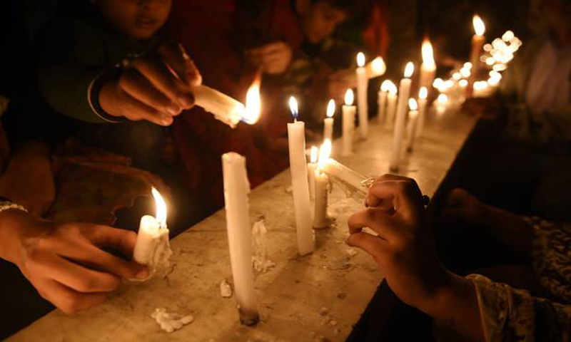 سانحہ پشاور کے بچوں کا سال مکمل ہونے پر گلیانہ چوک میں بھی شمعیں روشن کی گئیں