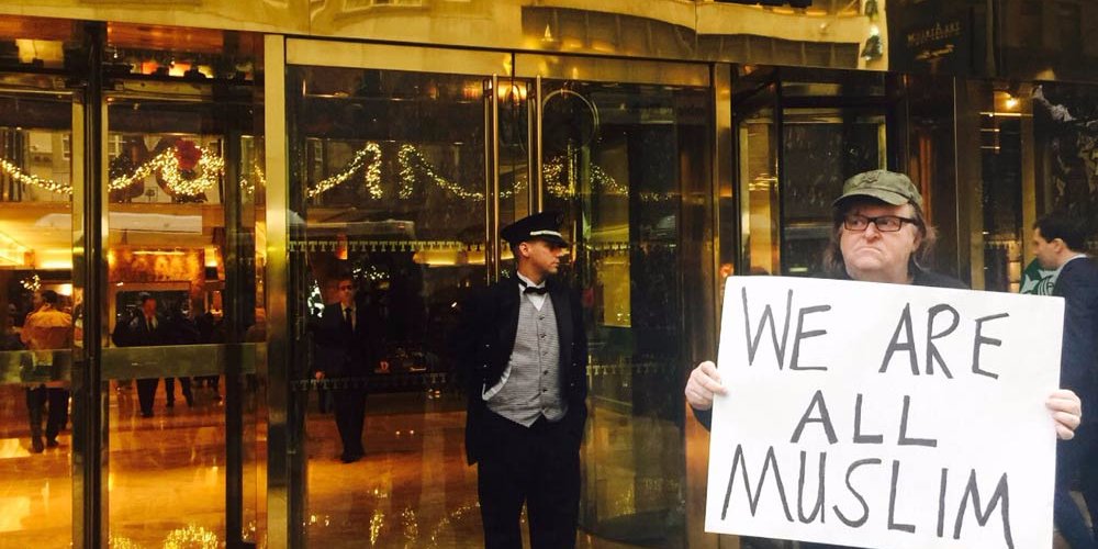 مسلمانوں کی حمایت میں مائیکل مور کا  ڈونلڈ ٹرمپ کے دفتر کے باہر مظاہرہ