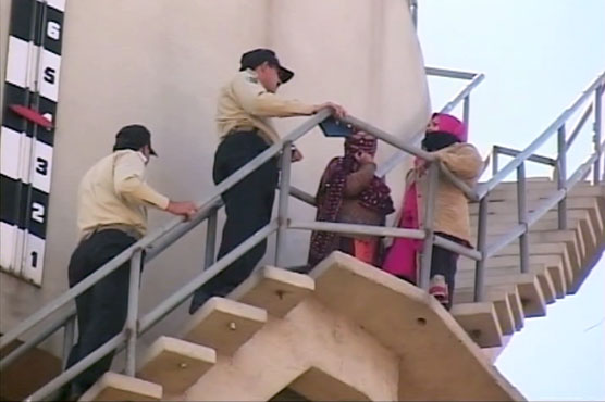 فیصل آباد : انٹرویو کی تاریخ میں تبدیلی، نرسیں احتجاج کیلئے پانی کی ٹینکی پر چڑھ گئیں