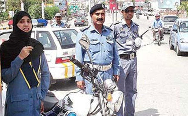 ٹریفک وارڈنز ذمہ داریاں نبھانے کے بجائے خوش گپیاں لگا کر وقت گزارنے لگے