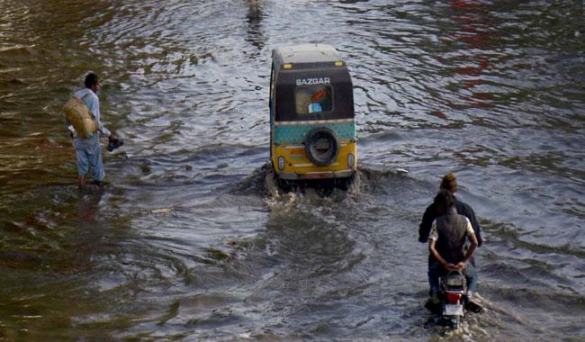 کراچی میں گلشن اقبال کے قریب واٹر بورڈ کی 2 لائنیں پھٹنے سے شہر میں پانی کا بحران پیدا ہوگیا