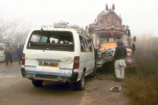 راولپنڈی : کہوٹہ روڈ پر وین اور بس میں تصادم، دس افراد زخمی