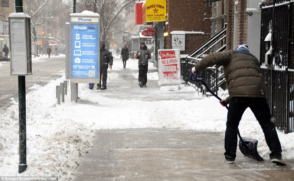 استور: شہر اور گرد و نواح میں برفباری،سردی بڑھ گئی