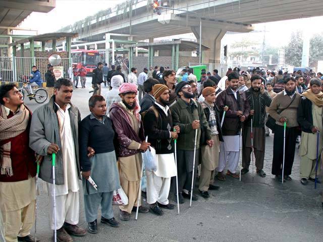 لاہور میں نابینا افراد کا دوسرے روز بھی احتجاج، میٹرو بس سروس متاثر