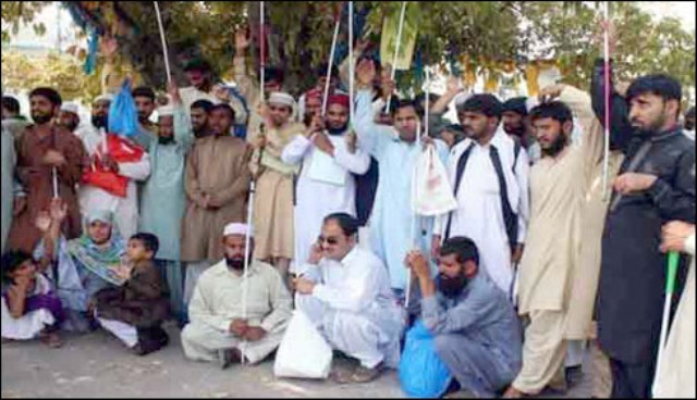 لاہور: نابینا افراد کا کلمہ چوک میں دھرنا، میٹرو بس سروس معطل