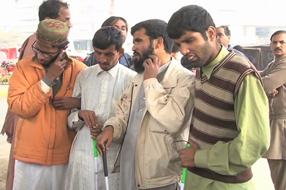 دو درجن نابینا افراد نے ہزاروں بینا افراد کو مشکل میں ڈال دیا