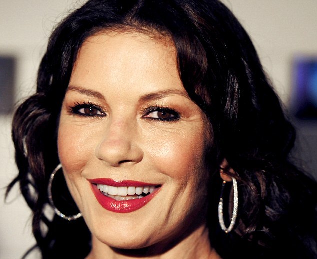 لندن: اداکارہ کیتھرین زیٹا جونز کی فلم ڈیڈز آرمی کے پریمیئر میں شرکت