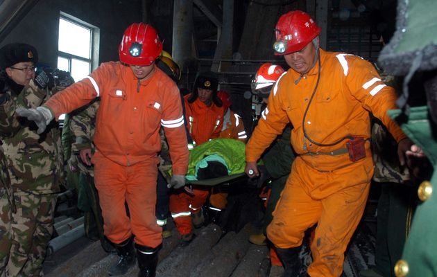 چین : دو کان کنوں کو 36 دن بعد زندہ نکال لیا گیا