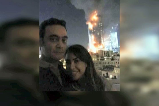 دبئی :جلتے ہوٹل کے سامنے سیلفی بنانیوالے جوڑے کو شدید تنقید کا سامنا