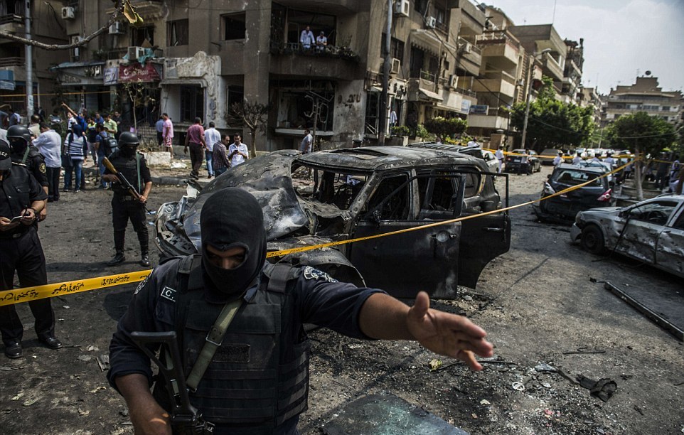 مصر : مضافاتی علاقے میں بم حملہ، پولیس اہلکاروں سمیت 7 افراد ہلاک