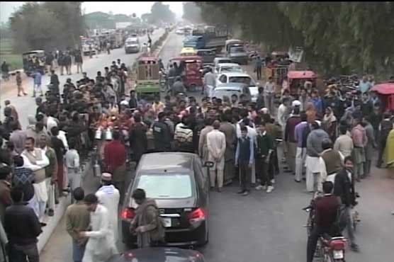 فیصل آباد میں مظاہرین سڑکوں پر، وزیر قانون پنجاب کا قافلہ روک لیا