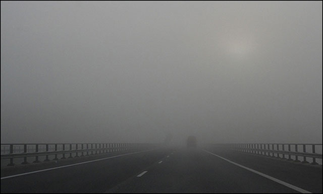 لاہور سمیت پنجاب کے میدانی علاقوں میں شدید دھند، حد نگاہ 30 میٹر رہ گئی