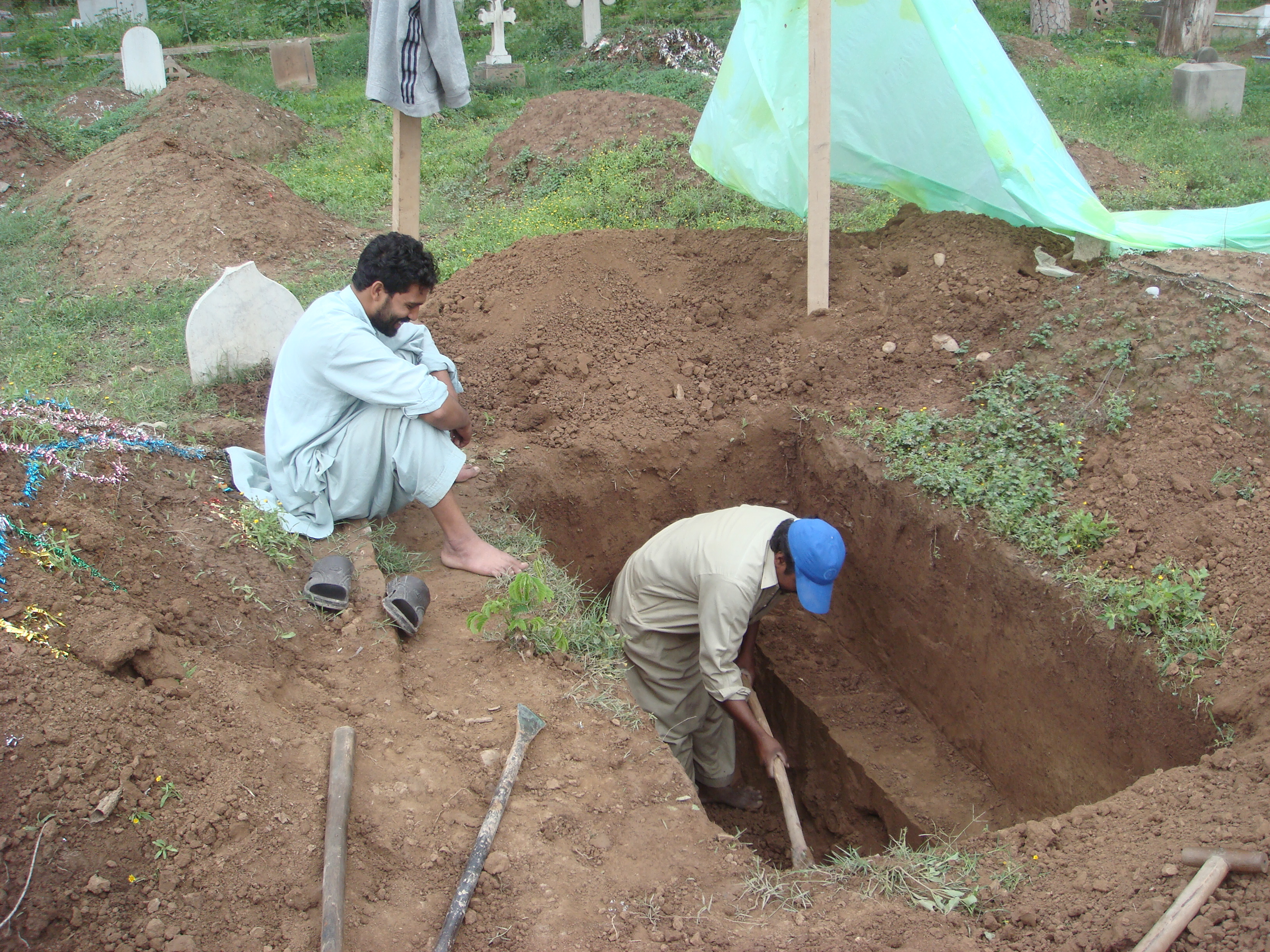 کوئی نہیں ساتھی قبر کا