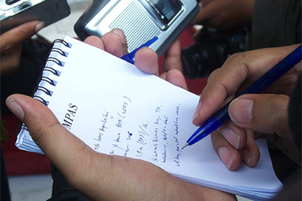 صحافی حضرات اپنی زندگیوں سے جھوٹ نکال دیں تو ملک جنت کا نمونہ بن سکتاہے۔ عالم علی