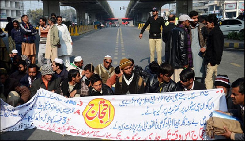 لاہور: احتجاج کرنیوالے نابینا افراد دو دھڑوں میں تقسیم