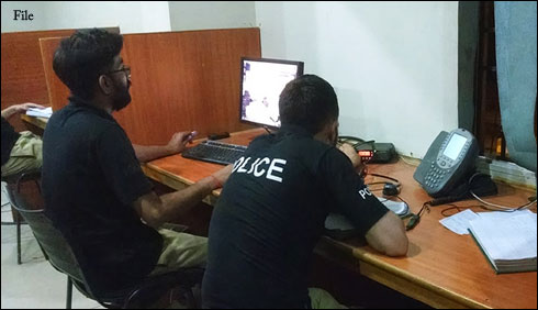 کراچی میں شہریوں نے 15 مددگار کو مذاق بنالیا