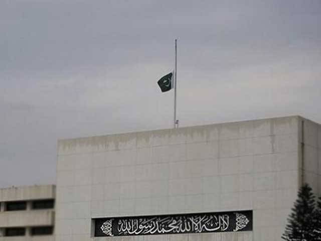 باچا خان یونیورسٹی پر حملے کی یاد میں ملک بھر میں سوگ، قومی پرچم سرنگوں