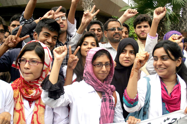 جناح ہسپتال میں ینگ ڈاکٹرز نے تنخواہوں کی عدم ادائیگی کیخلاف او پی ڈی میں کام بند کر دیا