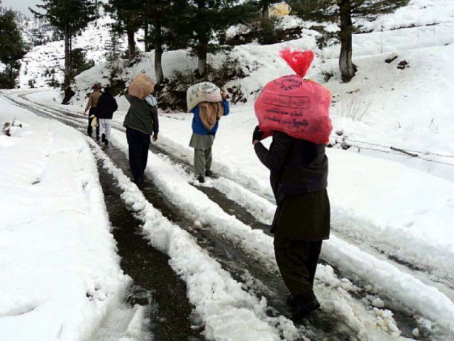 بالائی علاقوں میں سردی کی شدت برقرار، کئی مقامات پر سڑکیں بند