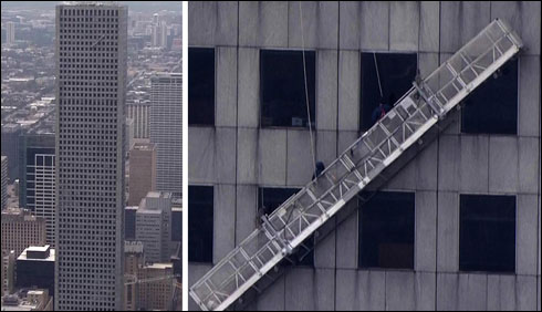 ہیوسٹن :75 منزلہ عمارت کے باہر پھنسے 2 محنت کشوں کو بچالیا گیا