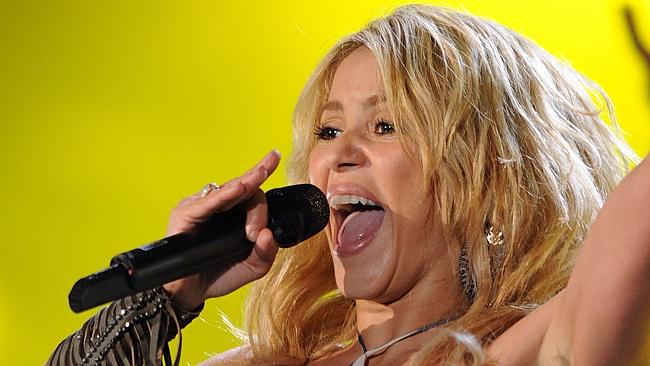 شکیرا نے گلوکاری کے بعد کرکٹ میں بھی چھکا لگادیا