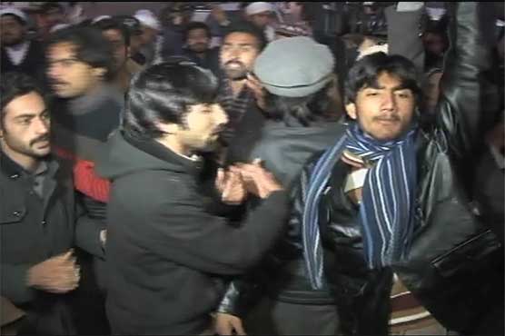 باچا خان یونیورسٹی: طلباء کی ہنگامہ آرائی، فضل الرحمن کا قافلہ روک لیا