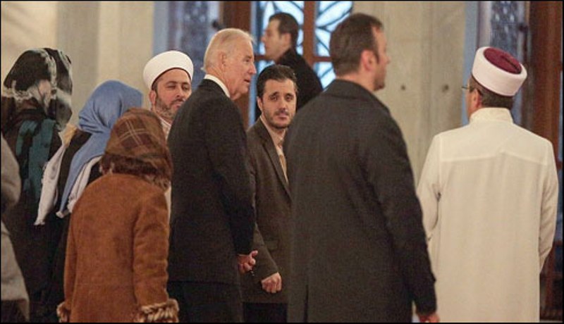 امریکی نائب صدر کا اہلیہ کےہمراہ ترکی کی تاریخی مسجد کا دورہ