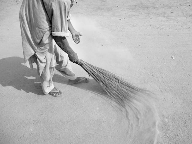 بھارت میں لڑکی کو چھیڑنے پر 4 لڑکوں کو انوکھی سزا