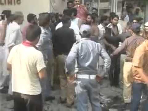 کراچی : شہری کی ہاتھا پائی ،پولیس اہلکاروں کی ہیلمٹ سے جوابی کارروائی