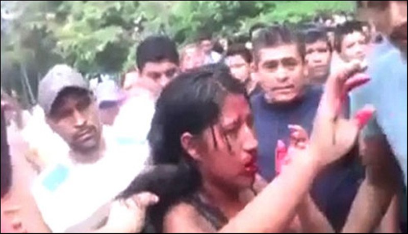 بھارت میں مشتعل ہجوم  نےغیر ملکی خاتون کو تشدد کا نشانہ بنا ڈالا
