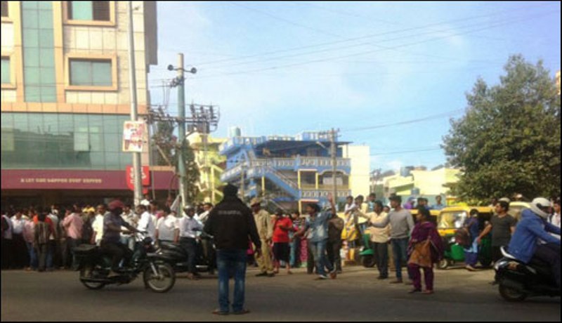 بنگلورو : لوگ تشدد کرتے رہے،پولیس تماشا دیکھتی رہی،غیرملکی طالبہ