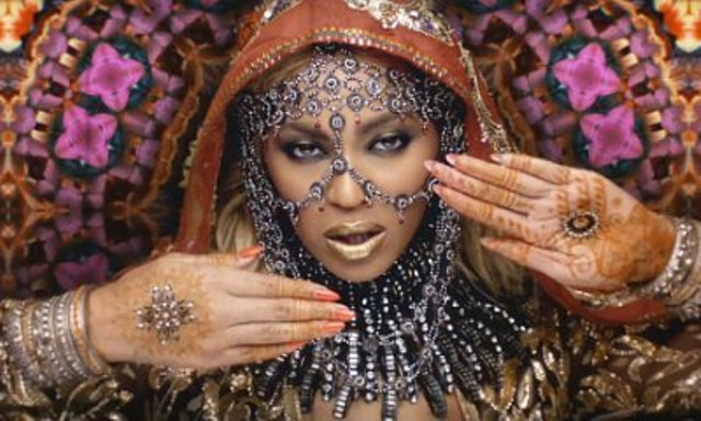 امریکی سنگر بیونسے ساڑھی پہننے پر سخت تنقید کی زد میں