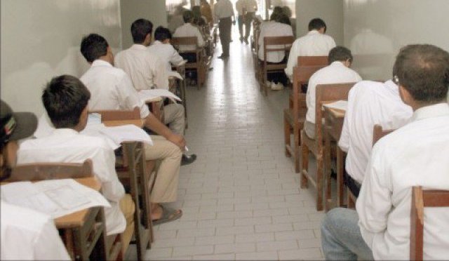 سپریڈینٹ نے غلط ورجن کا پیپر تقسیم کر کے بچیوں کا مستقبل داؤ پر لگا دیا والدین کا شدید احتجاج