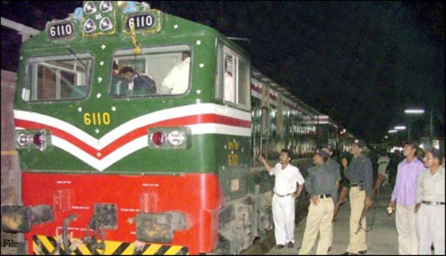 خیرپور:سکھر ایکسپریس کے ڈبو اور انجن کی کپلنگ ٹو ٹ گئی